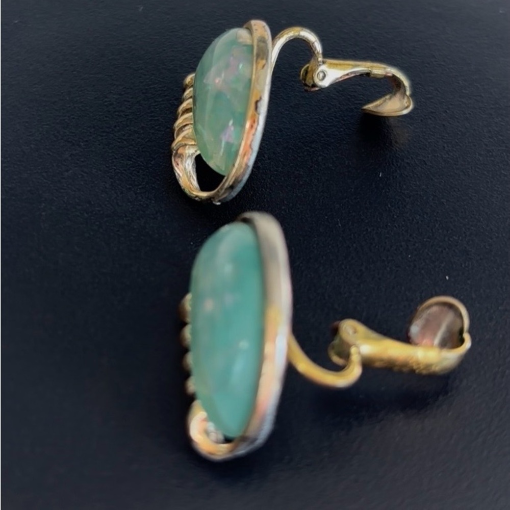 Vtg Retro Coro Earrings Green Confetti Lucite Moonstone Half Moon Silver Tone - Picture 3 of 9